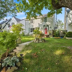  Holiday home Charming 3 Bedroom House In A Quiet Neighborhood